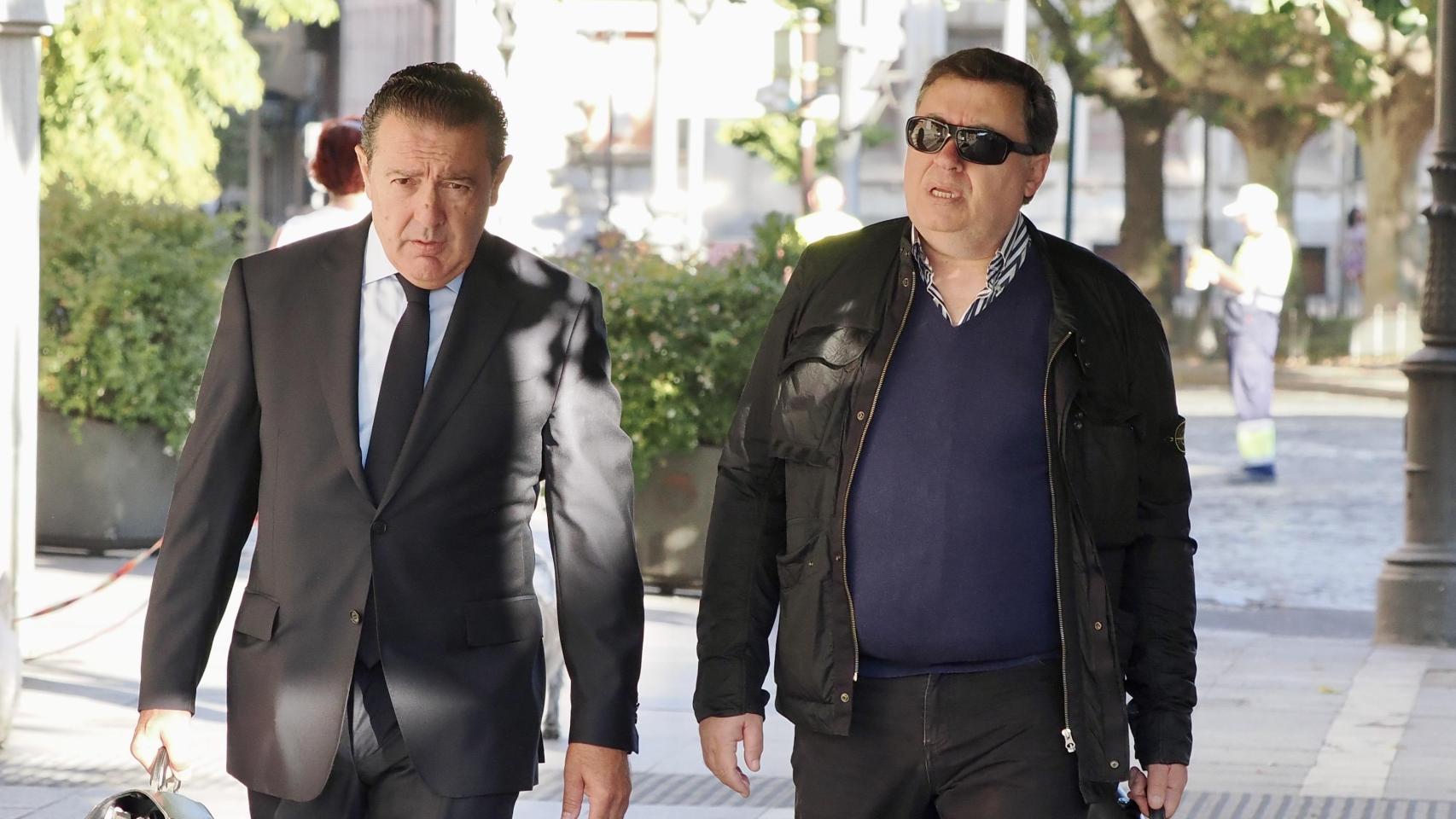 Rafael Delgado, ex viceconsejero y ex secretario general de la Consejería de Economía a su llegada a la audiencia junto a su abogado