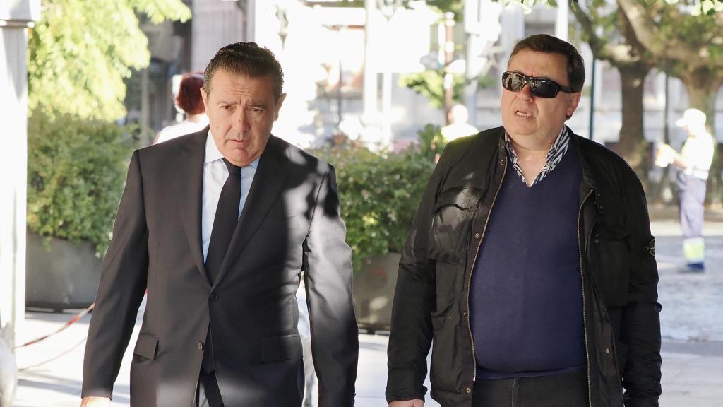 Rafael Delgado, ex viceconsejero y ex secretario general de la Consejería de Economía a su llegada a la audiencia junto a su abogado