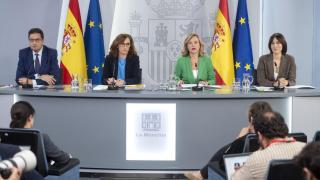 El ministro de Transformación Digital y Función Pública, Óscar López; la ministra de Sanidad, Mónica García; la ministra de Educación, Formación Profesional y Deportes y portavoz del Gobierno, Pilar Alegría, y la ministra de Ciencia, Innovación y Universidades, Diana Morant, durante una rueda de prensa tras la reunión del Consejo de Ministros, en el Palacio de la Moncloa, a 7 de octubre de 2025.