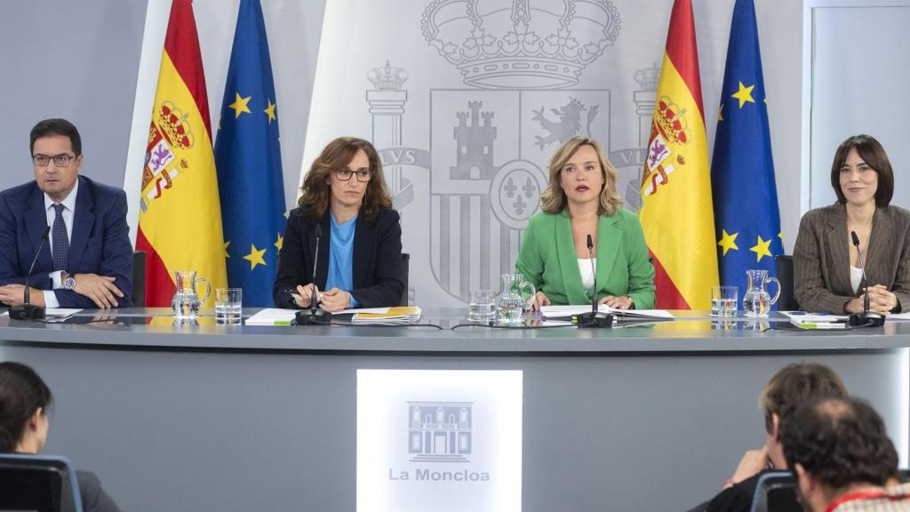 El ministro de Transformación Digital y Función Pública, Óscar López; la ministra de Sanidad, Mónica García; la ministra de Educación, Formación Profesional y Deportes y portavoz del Gobierno, Pilar Alegría, y la ministra de Ciencia, Innovación y Universidades, Diana Morant, durante una rueda de prensa tras la reunión del Consejo de Ministros, en el Palacio de la Moncloa, a 7 de octubre de 2025.