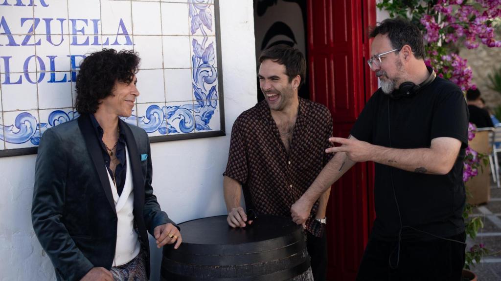 Paco Plaza con Ricardo Gómez y Óscar Jaenada en el rodaje de 'La suerte'.