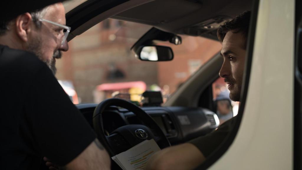 Paco Plaza con Ricardo Gómez en el rodaje de 'La suerte'.