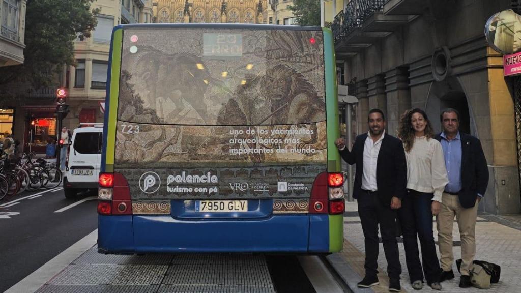 El autobús con la imagen de  La Villa Romana La Olmeda