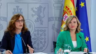Mónica García (Ministra de Sanidad) junto a Pilar Alegría (portavoz del Gobierno) durante el Consejo de Ministros de este martes 7 de octubre