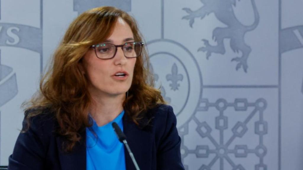 Mónica García, ministra de Sanidad junto a Pilar Alegría,