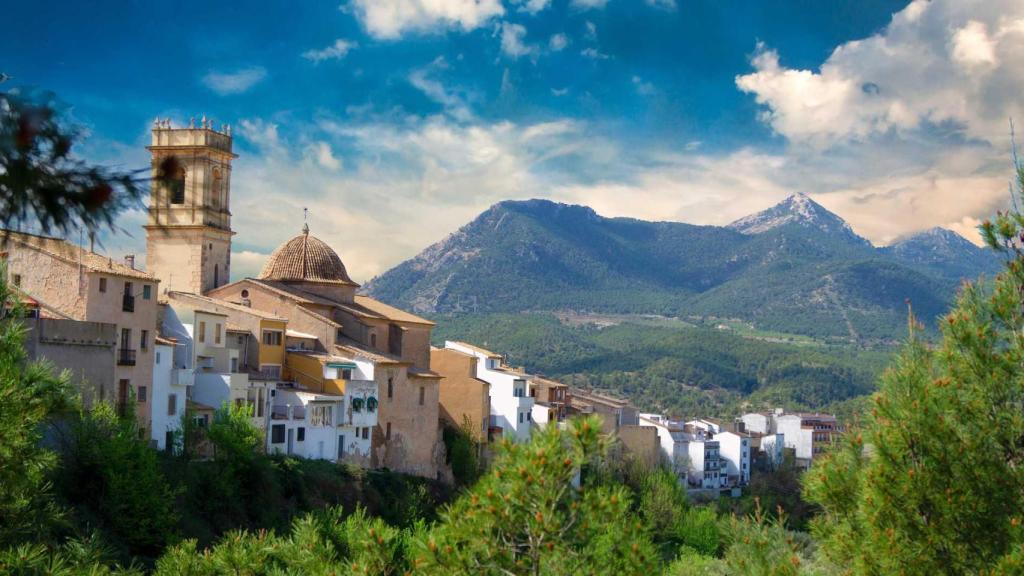 La localidad de Tibi y la sierra de fondo