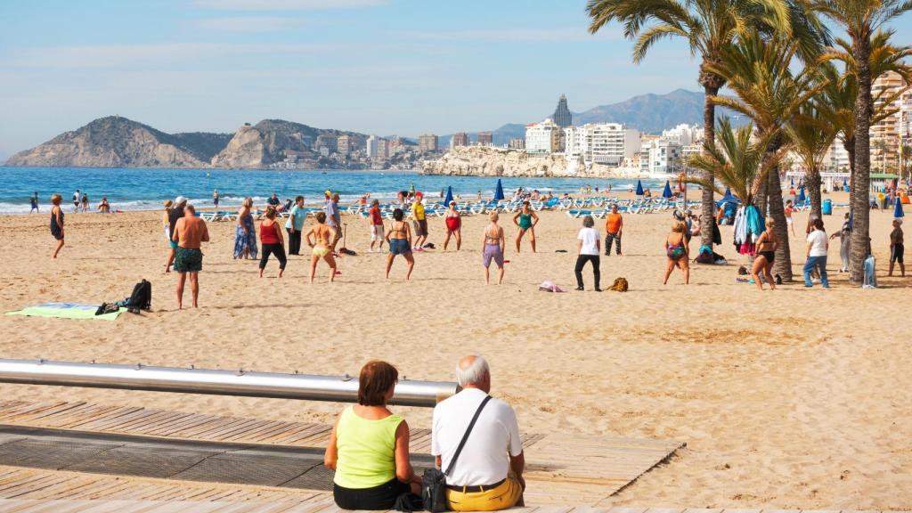 Dos jubilados, disfrutando de una playa de Benidorm.