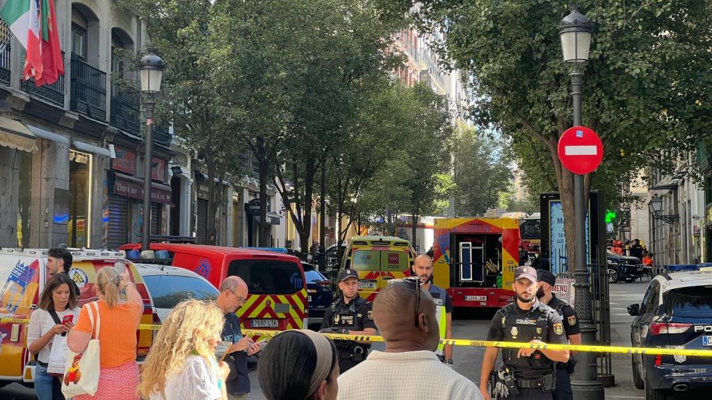 Bomberos de Madrid y Policía local trabajando en la calle Hileras tras derrumbe de varios forjados en un edificio en obras.