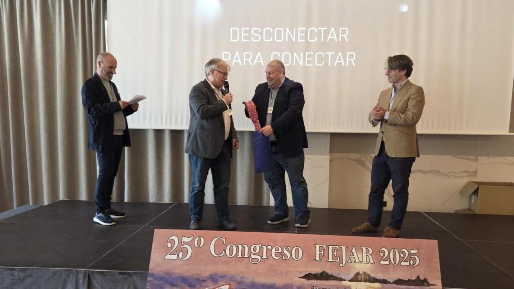 Gerardo Rodríguez recoge el bastón de mando de la FEJAR de la mano de Maxi Gutiérrez.