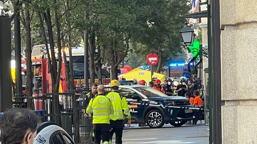 Efectivos trabajando en el derrumbe.