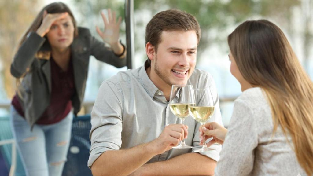 Una chica pillando a su novio con otra.