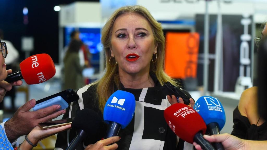 La consejera Carolina España atiende a los medios de comunicación.