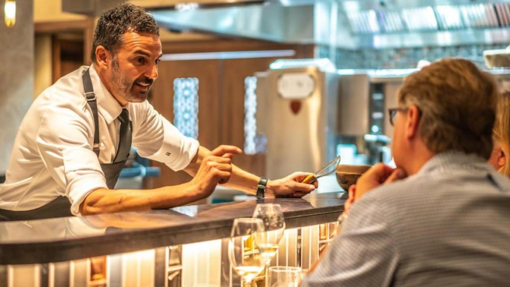 Santi Taura tras la barra de Dins