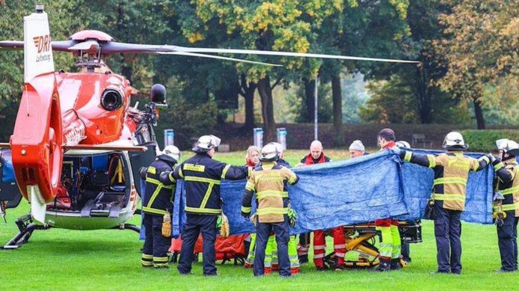 Los servicios sanitarios atendieron a la alcaldesa en el lugar del ataque antes de trasladarla al hospital.