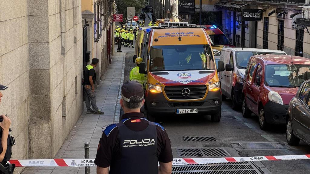 Los alrededores del derrumbe del forjado de un edificio en la calle Hileras, acordonados .