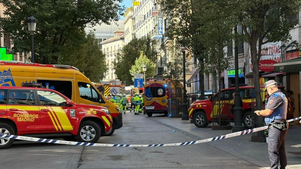 Bomberos de Madrid y otros equipos de emergencias trabajando en el lugar del accidente.