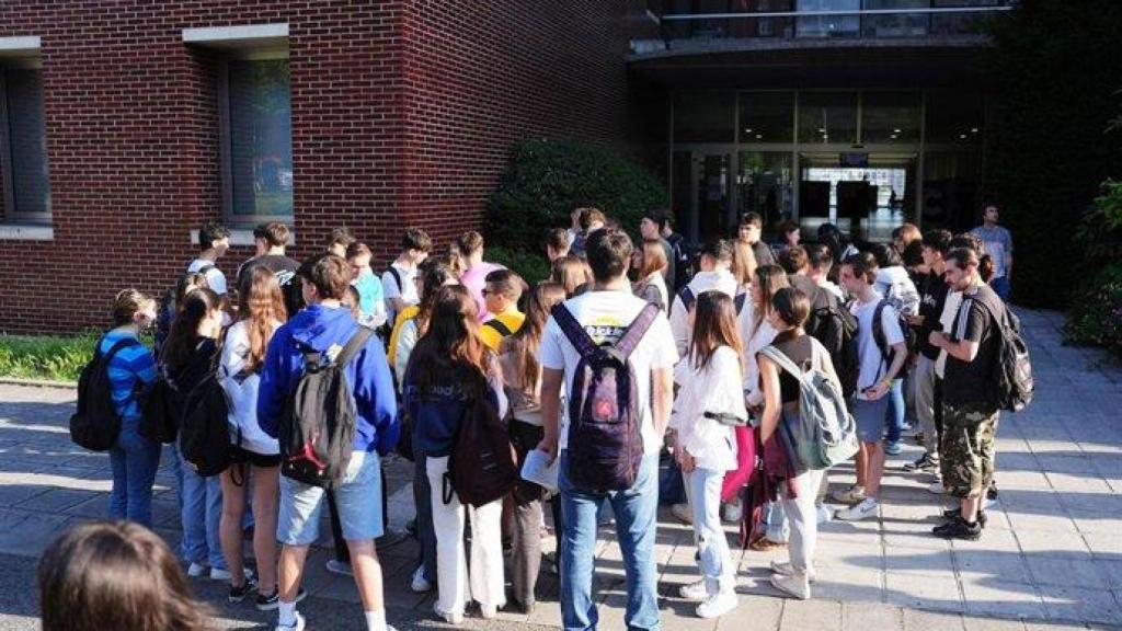 Imagen de alumnos a las puertas de un colegio.