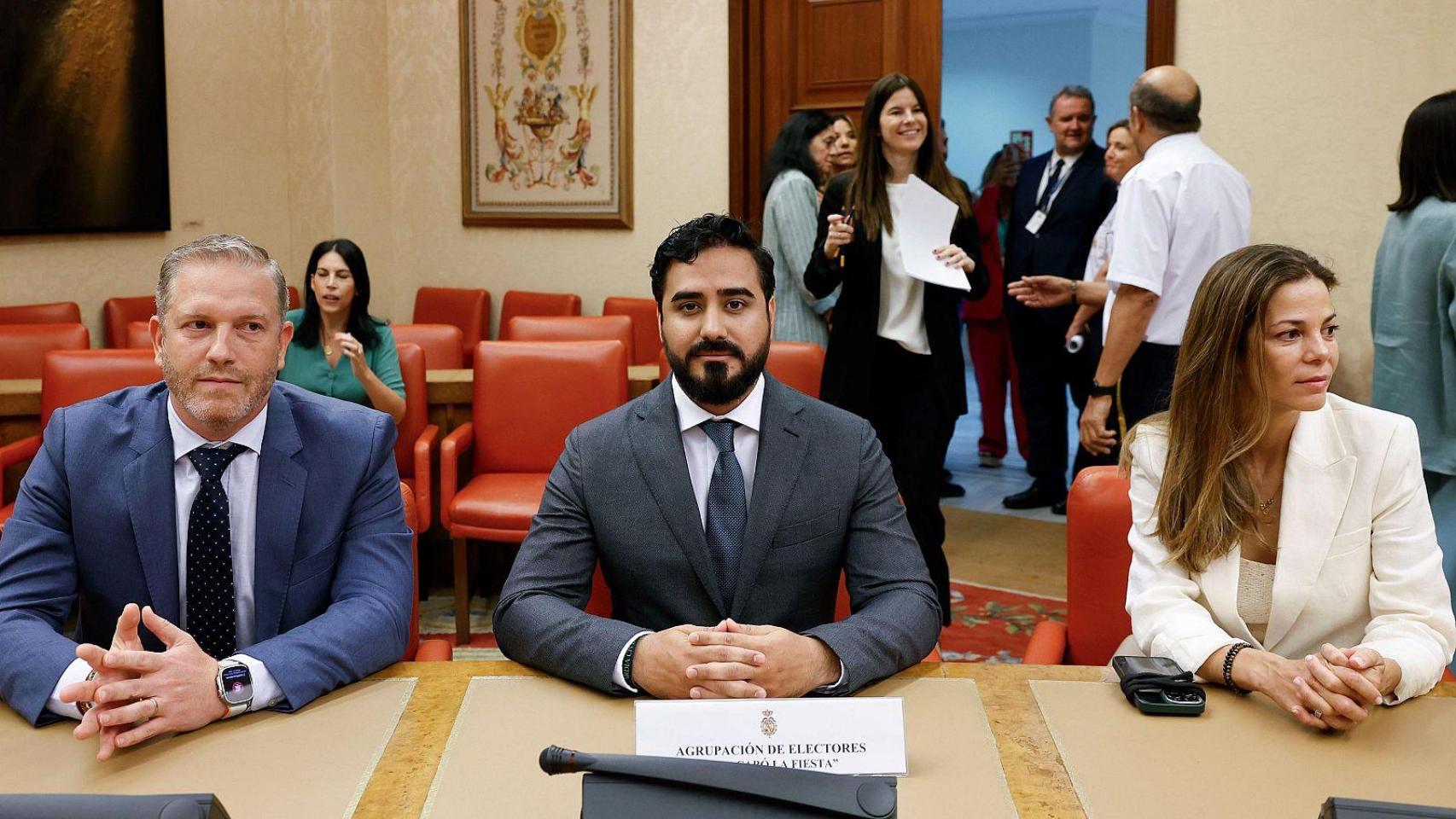 'Alvise' junto a los otros dos eurodiputados que concurrieron bajo el paraguas de Se Acabó la Fiesta a las elecciones europeas de 2024, Nora Junco y Diego Solier, el día que juraron la Constitución en el Congreso.