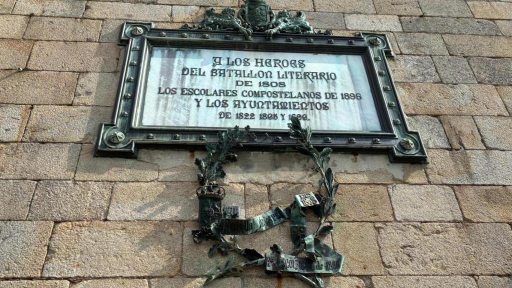 Placa conmemorativa al Batallón Literario en la Quintana