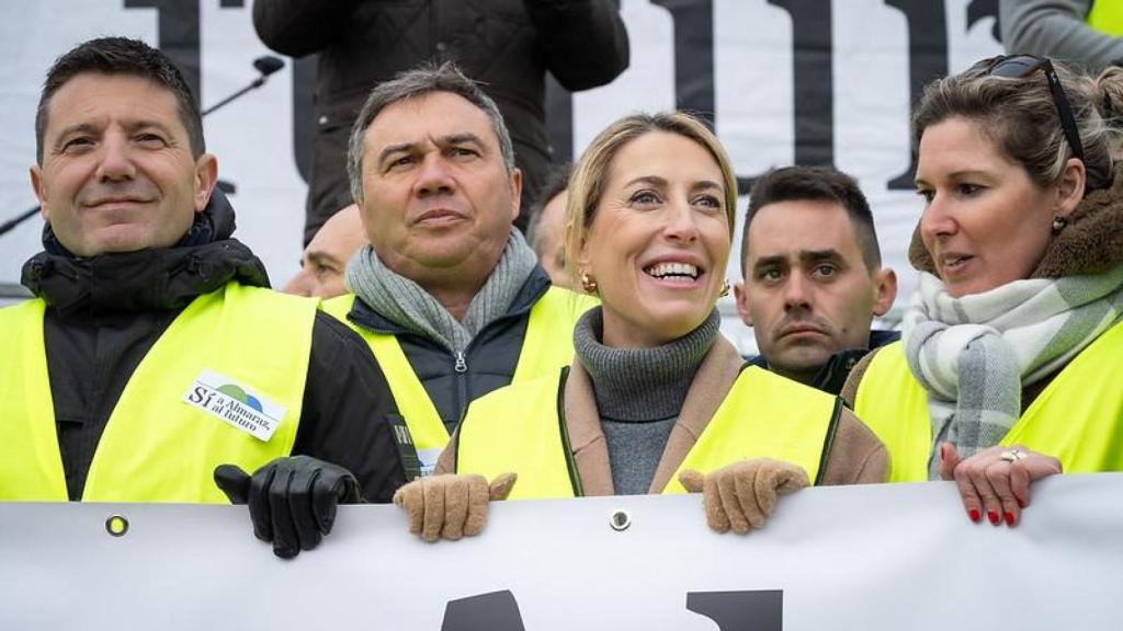 La presidenta de la Junta, María Guardiola, junto a los asistentes al acto de apoyo a la continuidad de Almaraz.