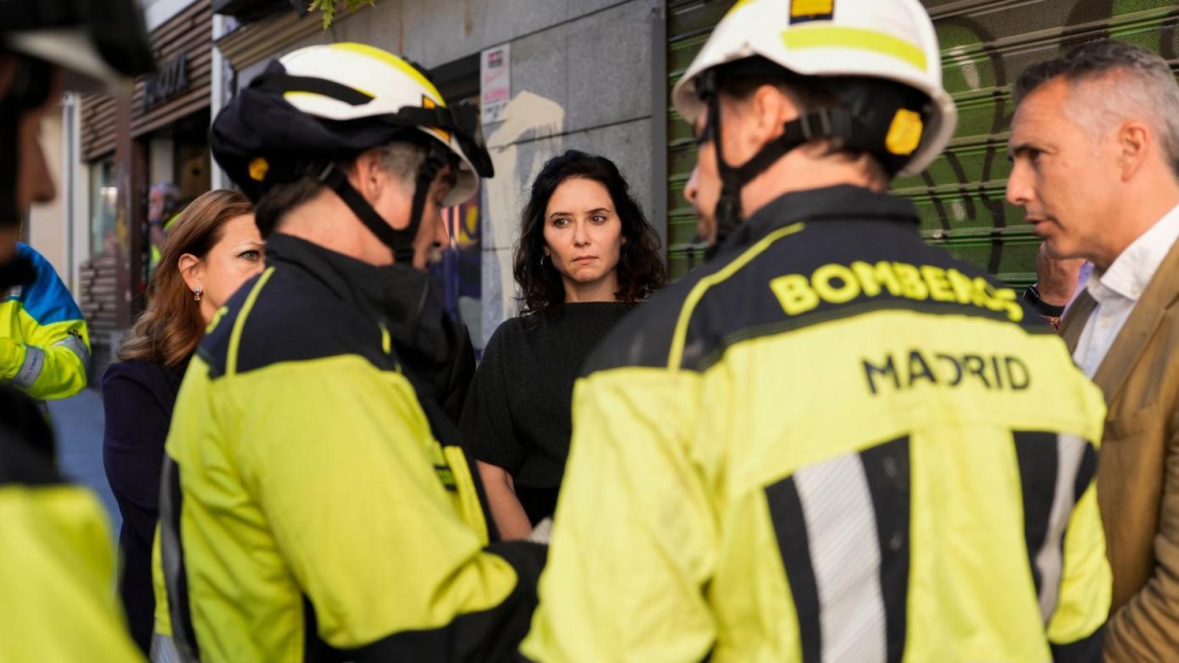 Ayuso se ha desplazado al lugar del derrumbe del edificio en el centro de Madrid.