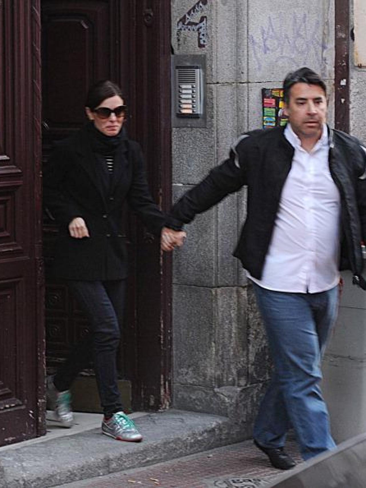 Raquel con Guillermo Gómez saliendo del domicilio de la presentadora.