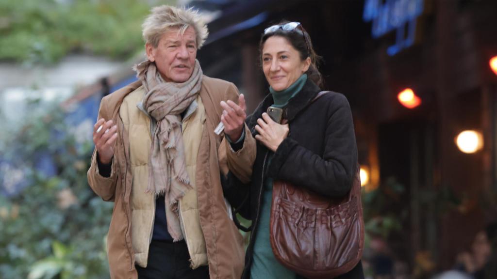 Ernesto de Hannover y Claudia Stilianopoulos paseando por Madrid.