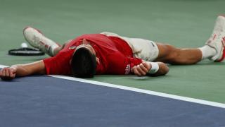 Djokovic, completamente exhausto en un partido del Masters 1.000 de Shanghái.
