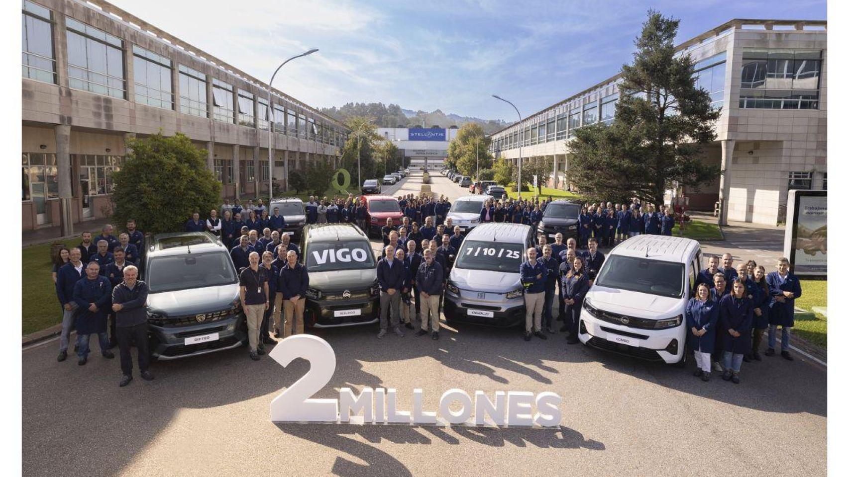 Foto de familia de Stellantis en su fábrica de Vigo
