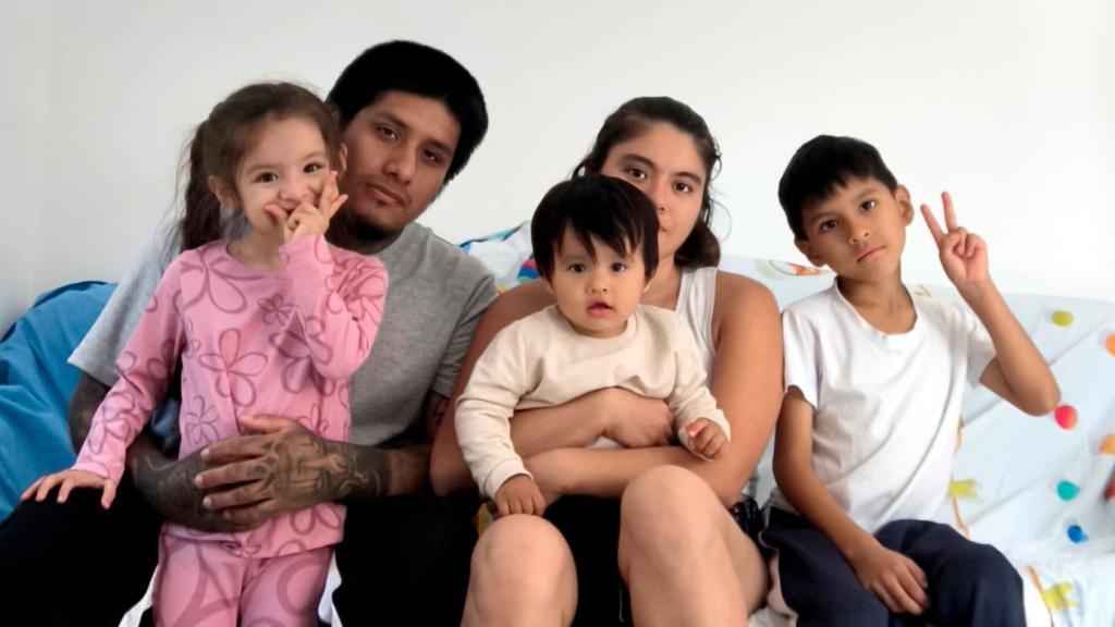 Rossmery junto a su pareja y sus tres hijos