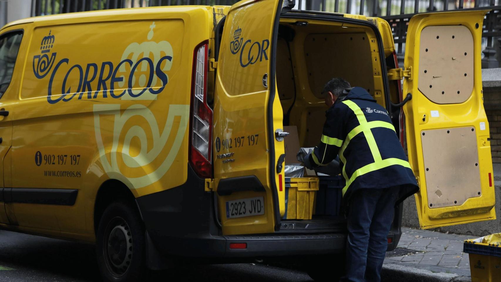 Un trabajador de Correos.
