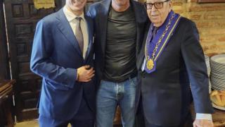 Luis Figo degusta el conocido cochinillo asado del Mesón de Cándido