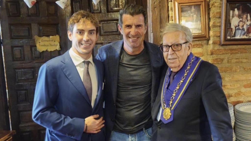 Luis Figo degusta el conocido cochinillo asado del Mesón de Cándido