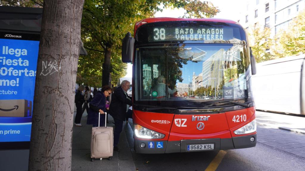 Algunos ciudadanos subiendo a un autobús de Zaragoza en pleno paseo de la Independencia.