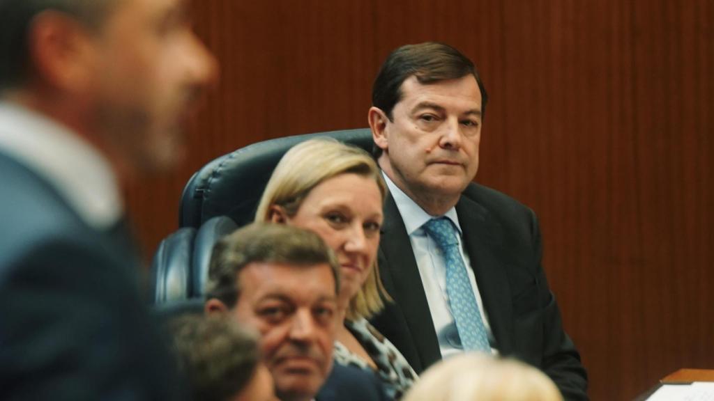 El presidente de la Junta de Castilla y León, Alfonso Fernández Mañueco, observa al portavoz de Vox, David Hierro, durante su intervención en el pleno de las Cortes de este martes