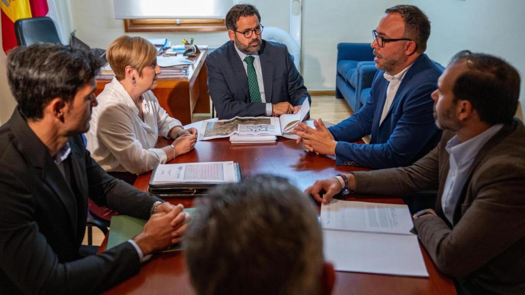 Un momento de la reunión de Núñez con los alcaldes de Tomelloso y Argamasilla de Albac.