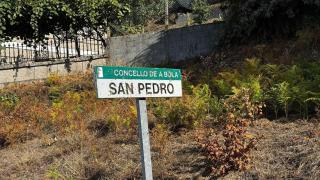 Cartel de entrada a la aldea de San Pedro, en A Bola (Ourense).