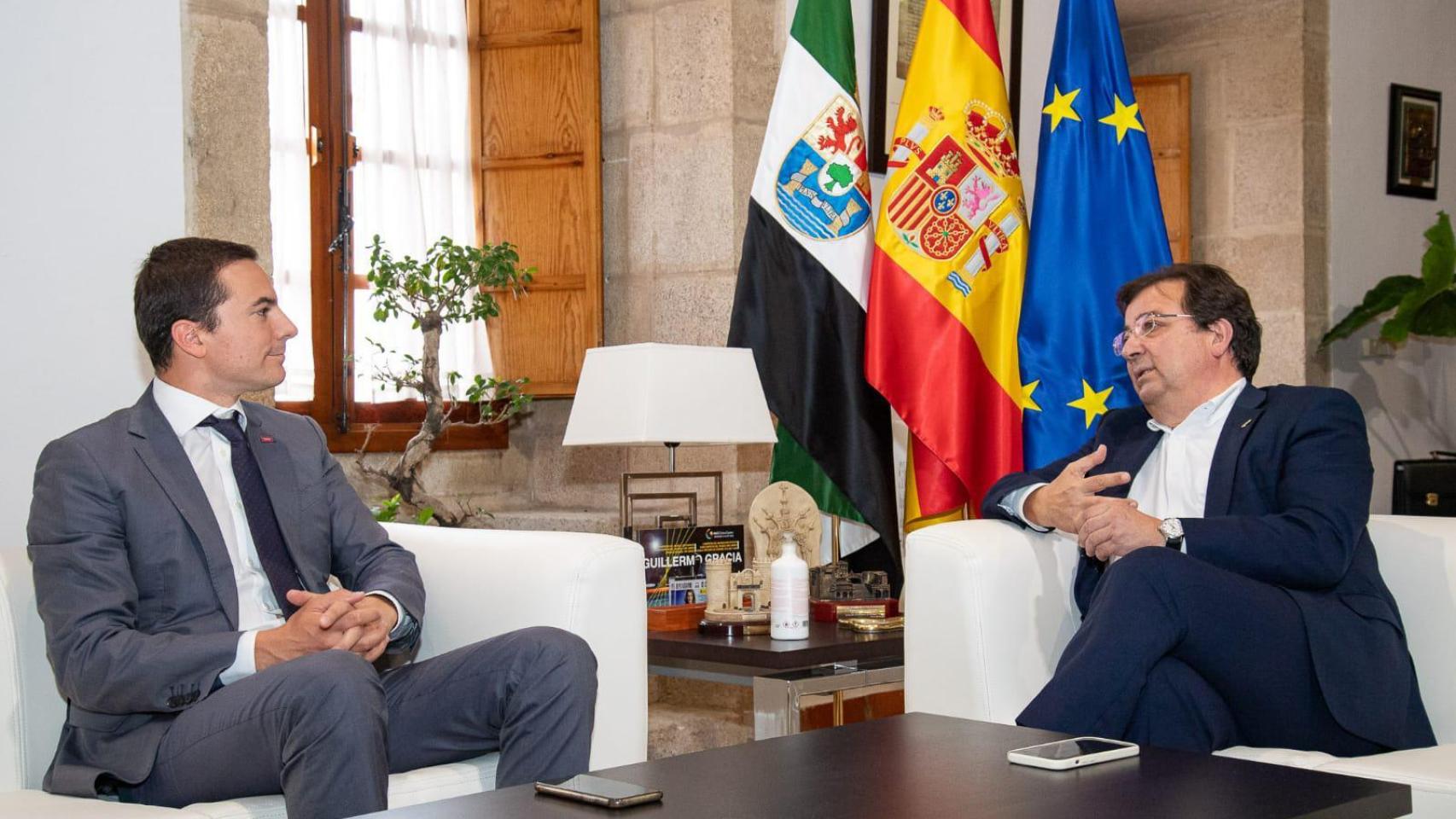 Guillermo Fernández Vara junto a Juan Lobato.
