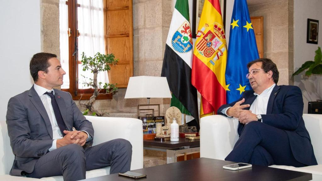 Guillermo Fernández Vara junto a Juan Lobato.