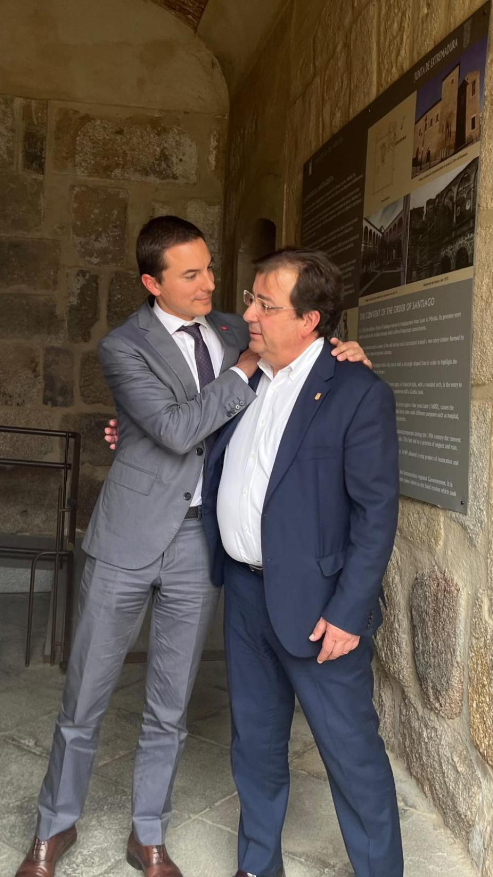 Juan Lobato abraza a Guillermo Fernández Vara.