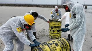 Ecoloxistas en Acción simula la aparición de bidones radiactivos en Vigo para alertar de este riesgo en la costa.