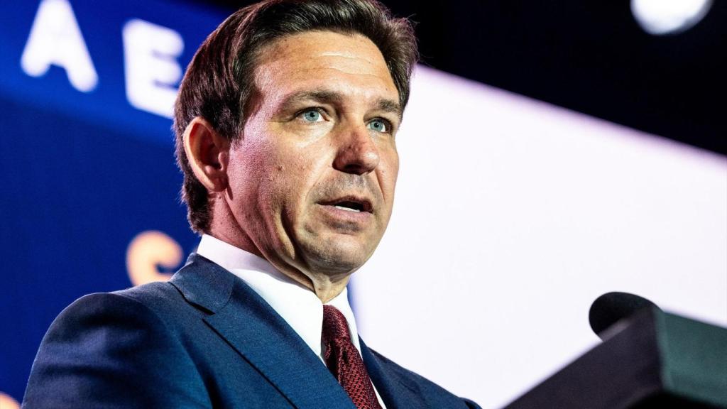 Ron DeSantis teme que la expansión de la IA provoque aumentos en las tarifas eléctricas de Florida.