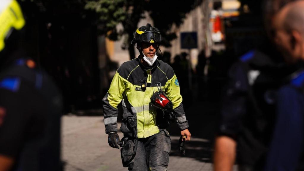 Un bombero en la zona del accidente.