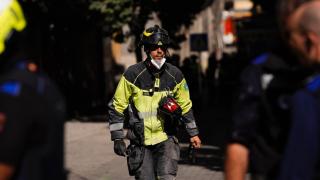 Un bombero en la zona del accidente.
