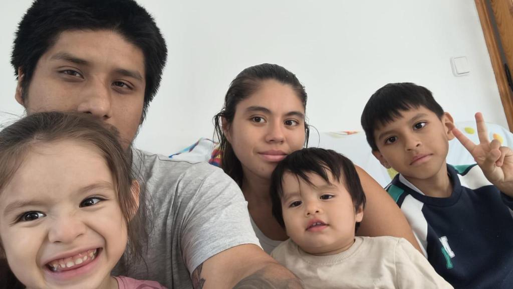 Rossmery y Alejandro con sus tres hijos
