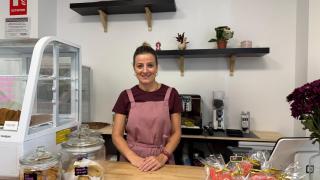 Leticia en la nueva pastelería.