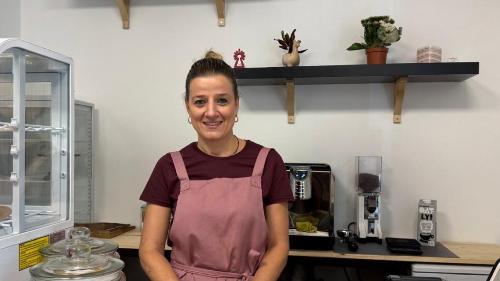 Leticia en la nueva pastelería.