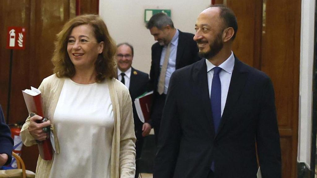 Francina Armengol y Alfonso Rodríguez Gómez de Celis, este martes, camino de la reunión de la Mesa del Congreso.