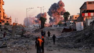 El humo se eleva tras un ataque israelí durante una operación militar en la ciudad de Gaza, 7 de octubre de 2025.