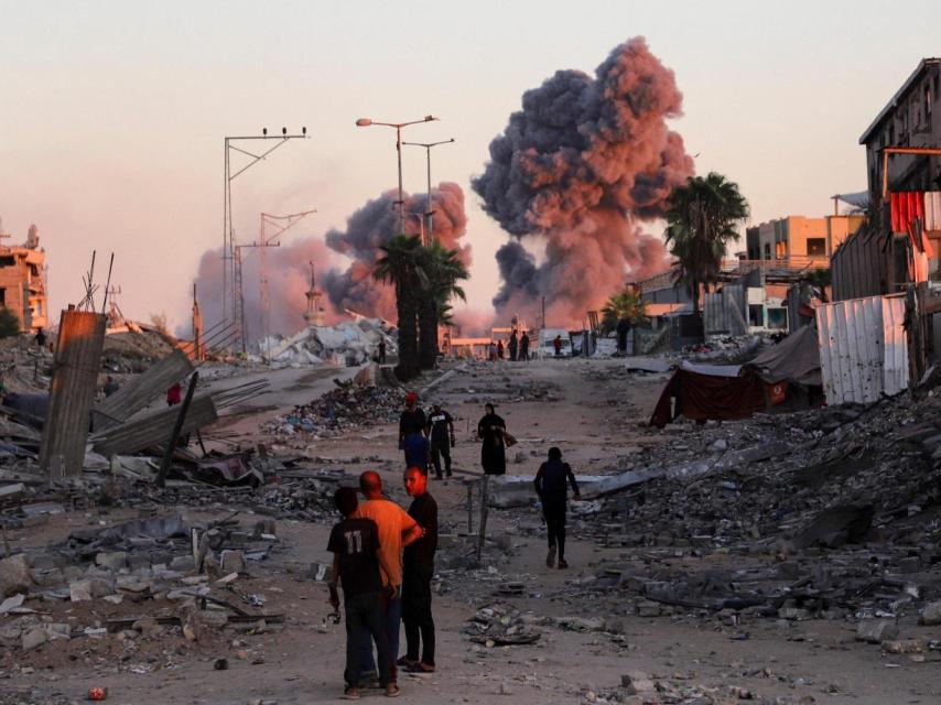 El humo se eleva tras un ataque israelí durante una operación militar en la ciudad de Gaza, 7 de octubre de 2025.